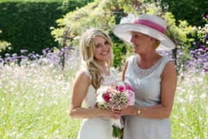 chic-mere-de-la-mariee-et-la-mariee