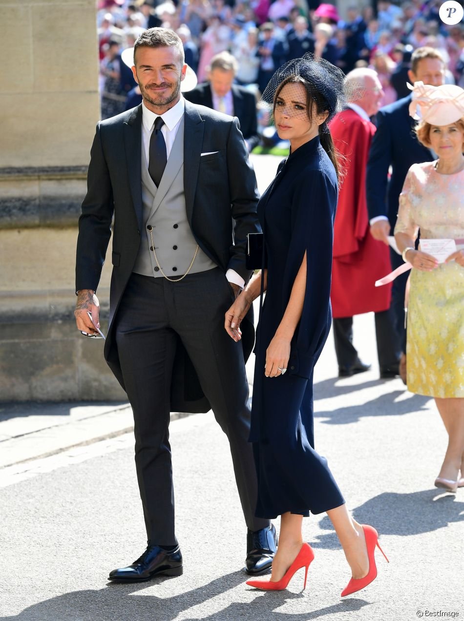robe de soirée bleu marine Victoria Beckham assistent au mariage du prince Henry et de Meghan