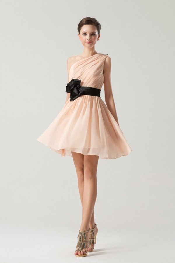 robe rose courte à col asymétrique