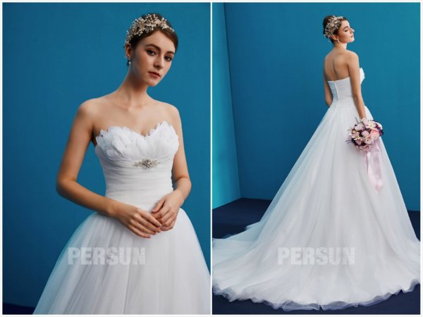 robe de mariée bustier coeur orné de plumes & bijoux