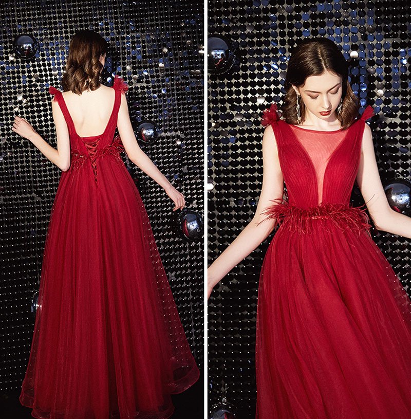 robe de soirée longue rouge rubis en tulle décolleté plongeant ceinturé de plume
