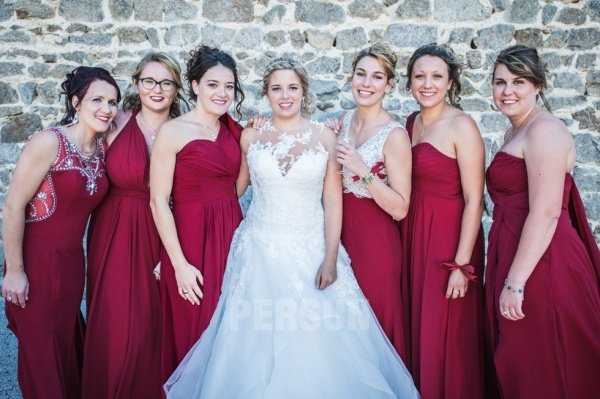 robe demoiselle d'honneur longue bordeaux encolure brodée de strass