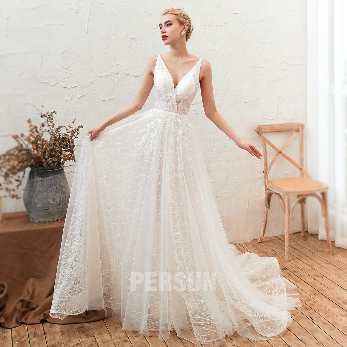 robe de mariée pas cher dentelle décolleté en V plongeant avec traîne