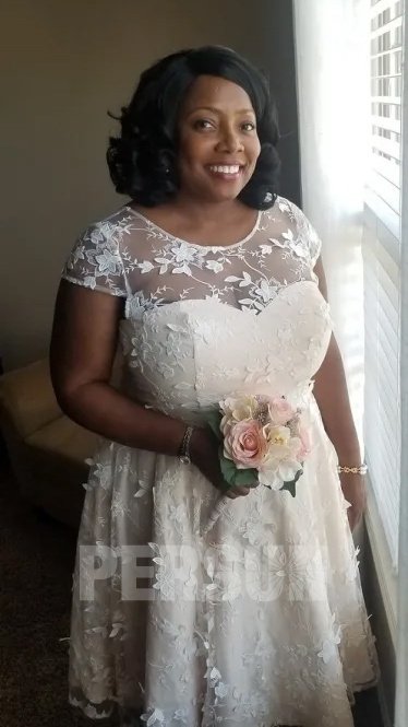 robe de mariée courte chic col illusion ornée de fleurs dentelle 3D avec mancheron