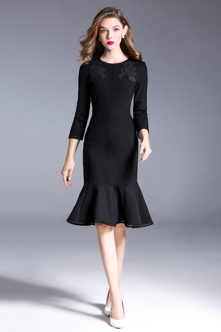 robe soirée noire courte sirène bordée de fleurs avec manche