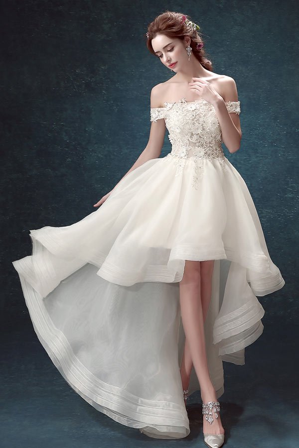 robe de mariée courte devant longue derrière épaule dégagée à haut dentelle