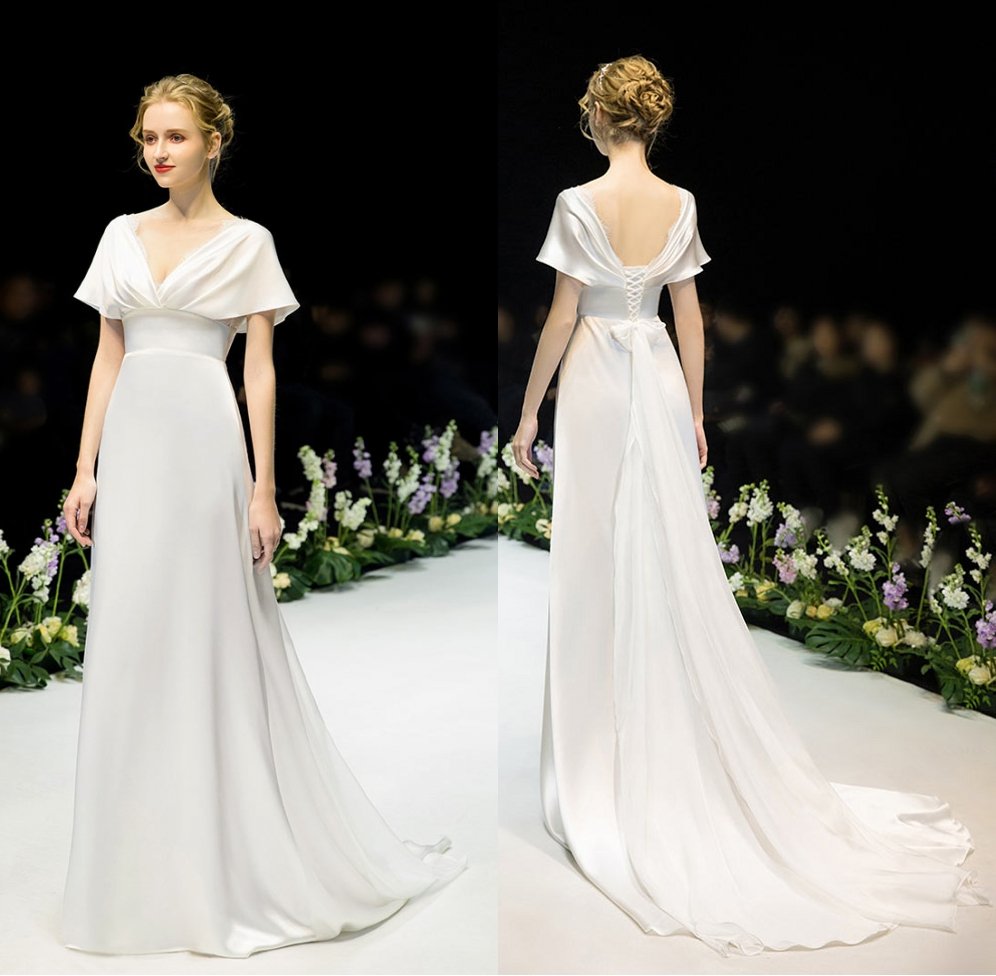 robe mariée simple col v en satin à traîne