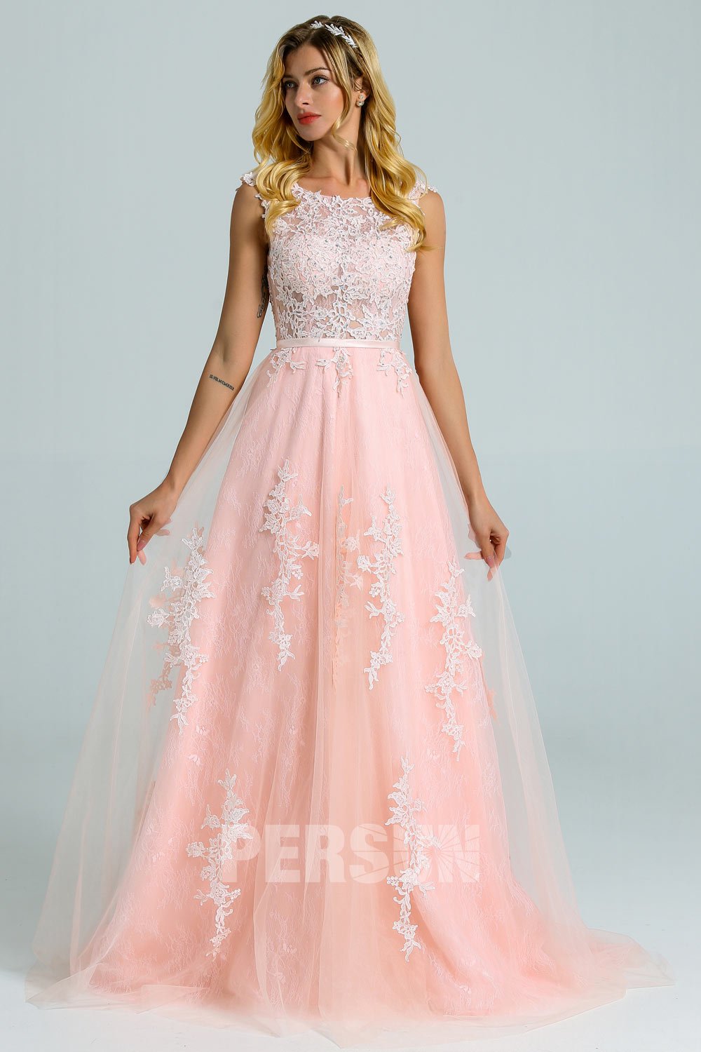 robe de mariée dentelle rose perle décolleté illusion