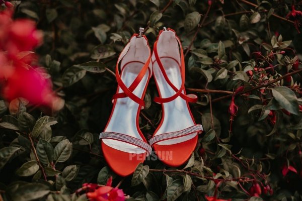 sandale rouge lanières croisées ornée de strass pour mariage invité