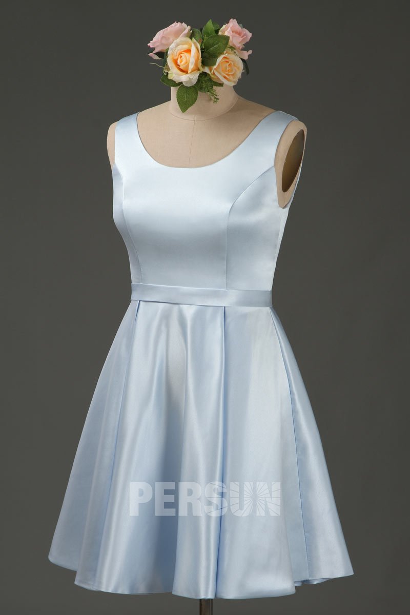 simple robe courte demoiselle d'honneur encolure carrée en satin bleu clair