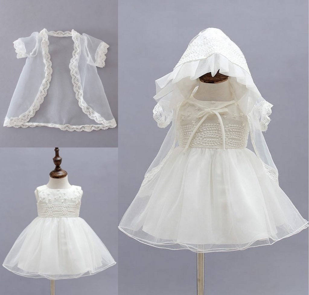 robe pour baptême ornée de perle avec boléro dentelle appliquée et chapeau