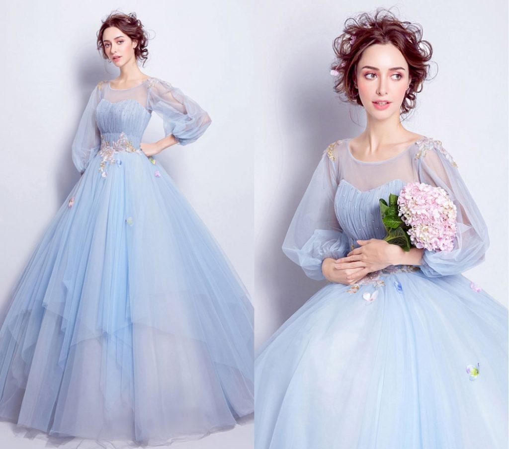 robe de mariée princesse bleu claire col illusion embelli de fleur avec manche bouffante